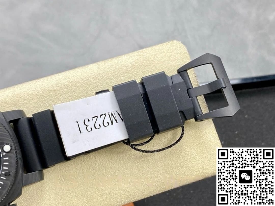 Panerai Submariner PAM02231 VS Factory Date Display