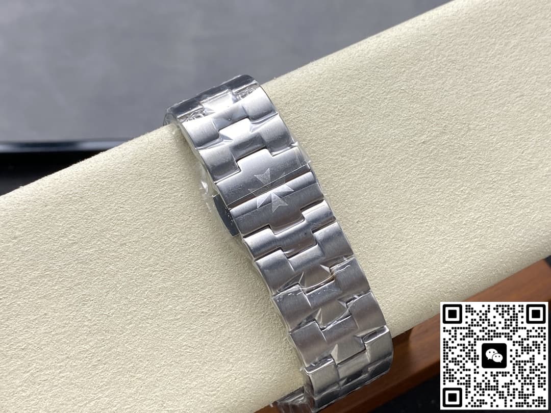 Vacheron Constantin Overseas 4000V-B919 GR Factory baton hour markers