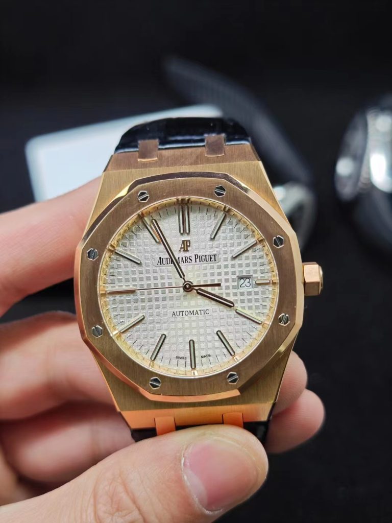 Replica Audemars Piguet 15400 with Genuine White Dial and Deep Crystal