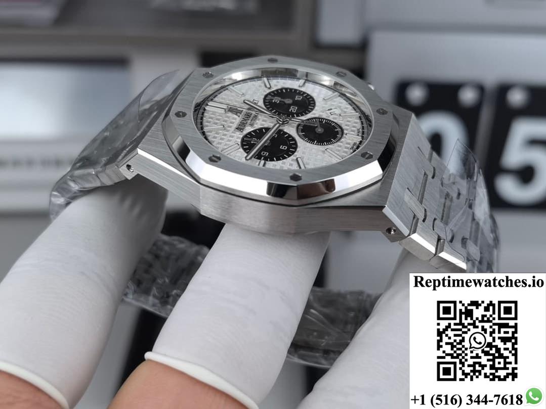 Audemars Piguet Royal Oak 26331ST.OO.1220ST.03 APW Factory date display