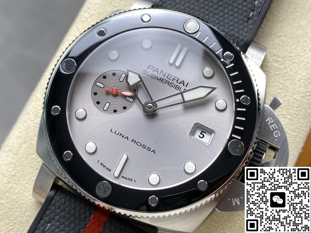 Panerai Submersible PAM01681 VS Factory Date Display