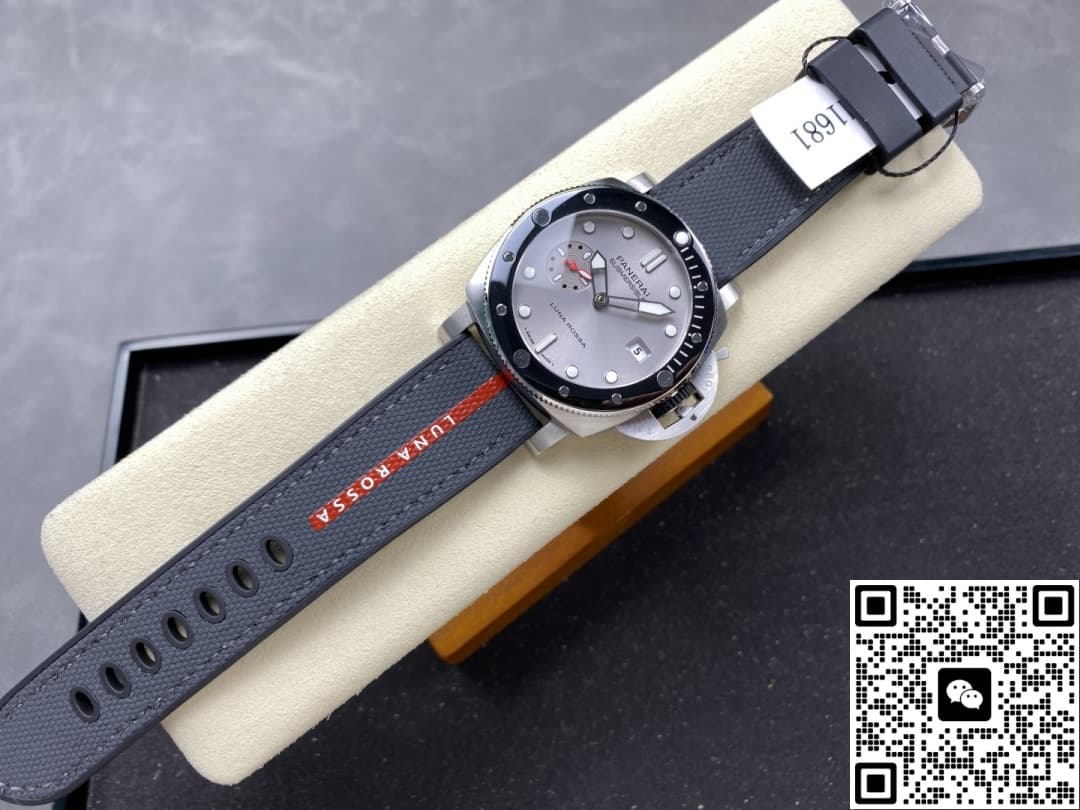 Panerai Submersible PAM01681 VS Factory Date Display
