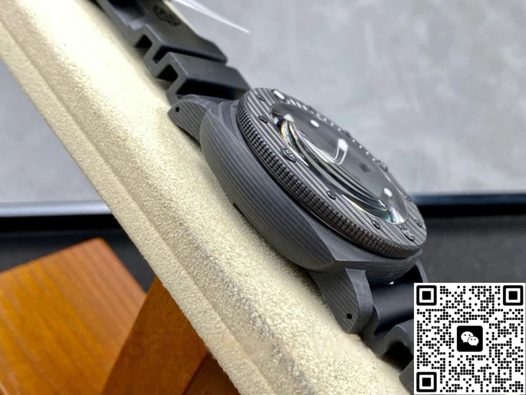 Panerai Submariner PAM02231 VS Factory Date Display