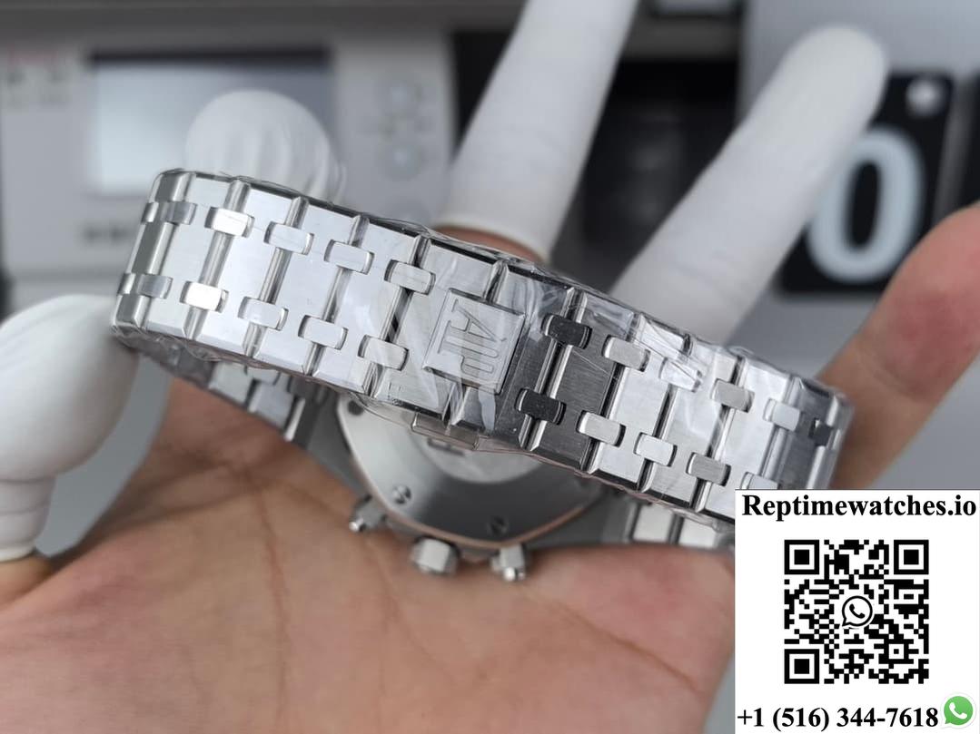 Audemars Piguet Royal Oak 26331ST.OO.1220ST.03 APW Factory date display