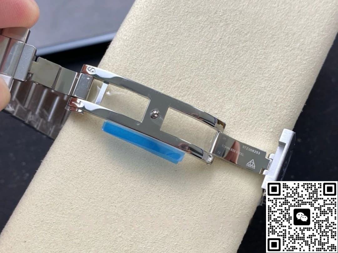 Omega Seamaster 220.10.41.21.01.002 VS Factory Date Display