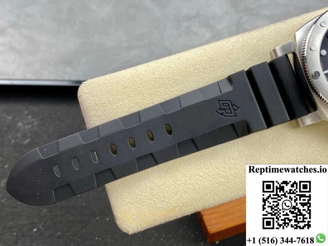 Panerai Submariner PAM01323 VS Factory Rubber Strap