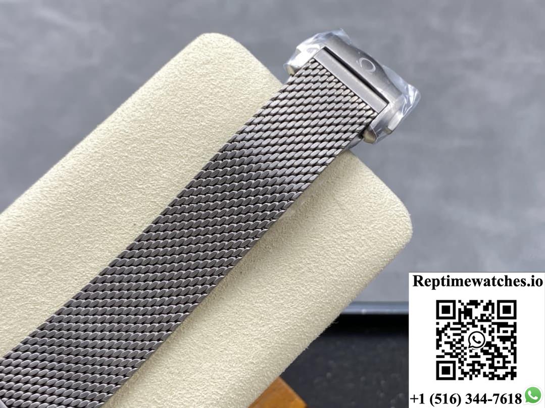 Omega Seamaster 210.90.42.20.10.001 VS factory luminous hour markers