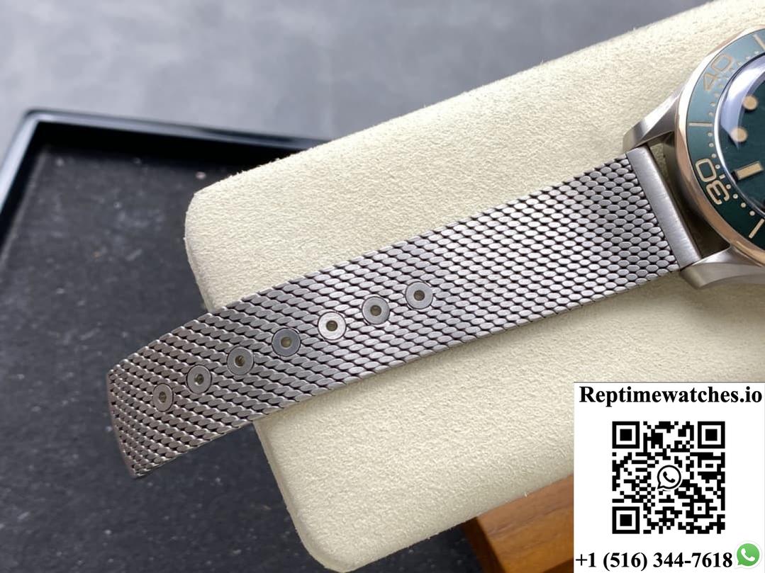 Omega Seamaster 210.90.42.20.10.001 VS factory luminous hour markers