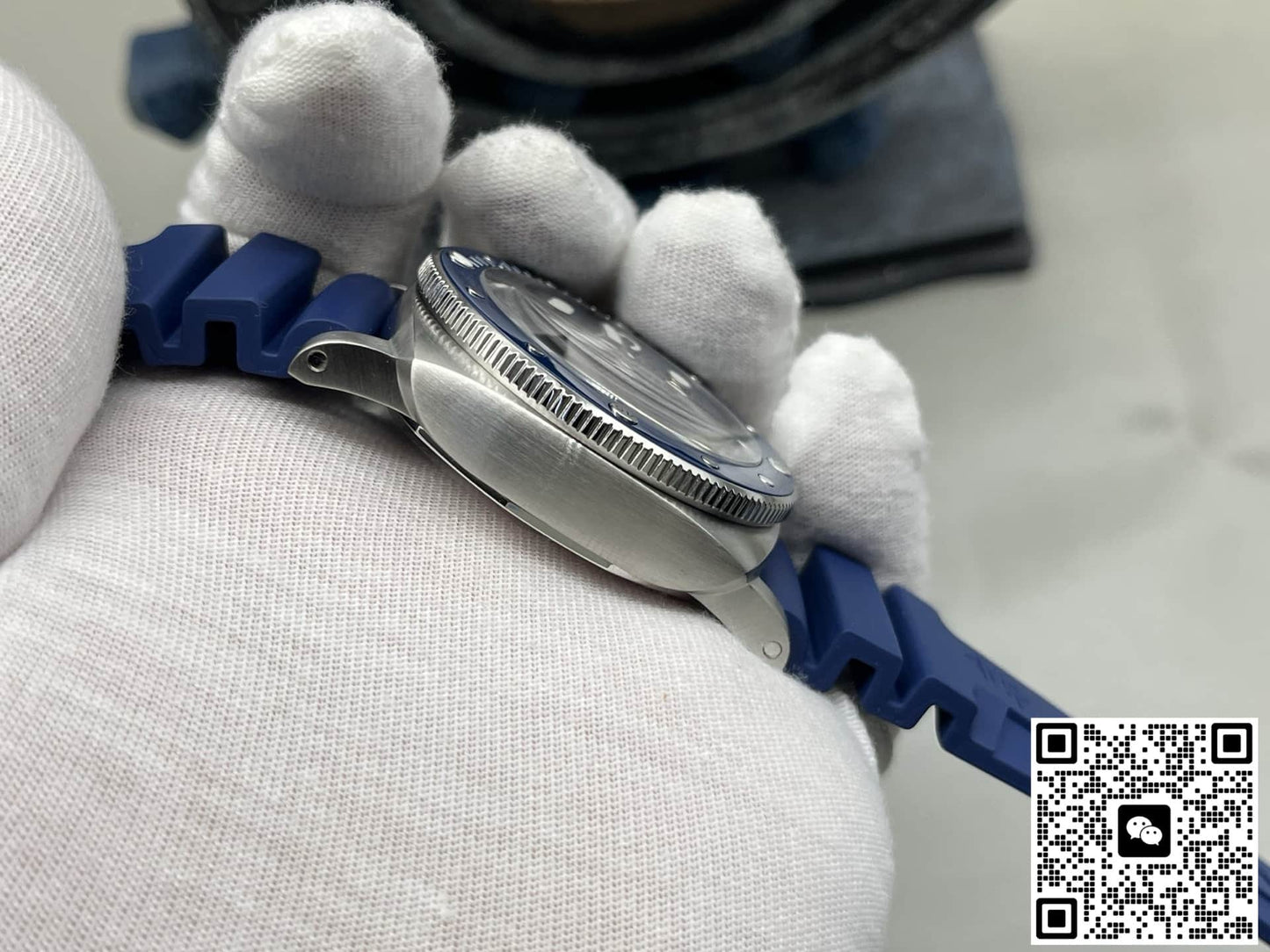 Panerai Submersible PAM01676 VS Factory Joint Model