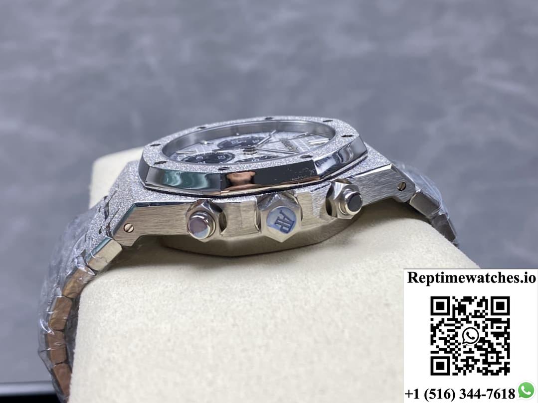 Audemars Piguet Royal Oak 26240BC.GG.1324BC.01 OM Factory Hammered Gold Craftsmanship