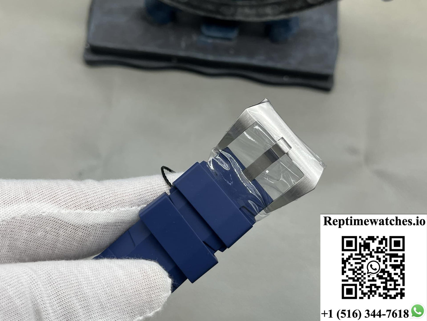 Panerai Submersible PAM01676 VS Factory Joint Model